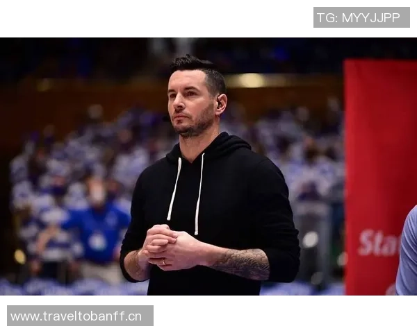 詹姆斯最后一攻前询问雷迪克暂停建议雷迪克果断选择直接进攻策略